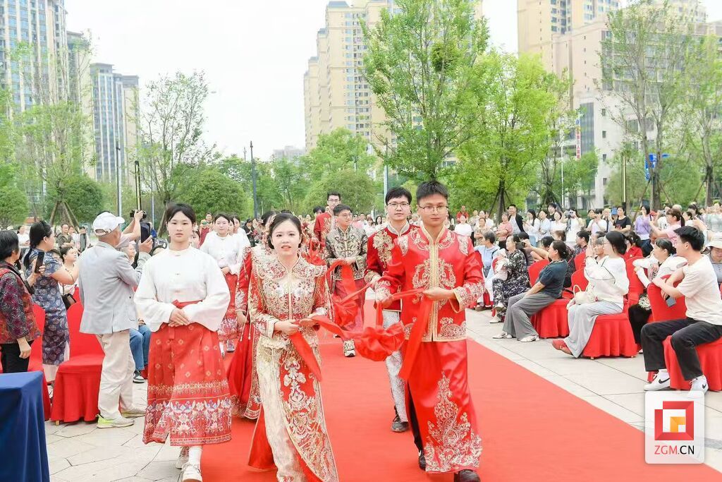 荣县民政局主办“礼承千年·情定荣州”中式公益集体婚礼活动现场图片2.jpg