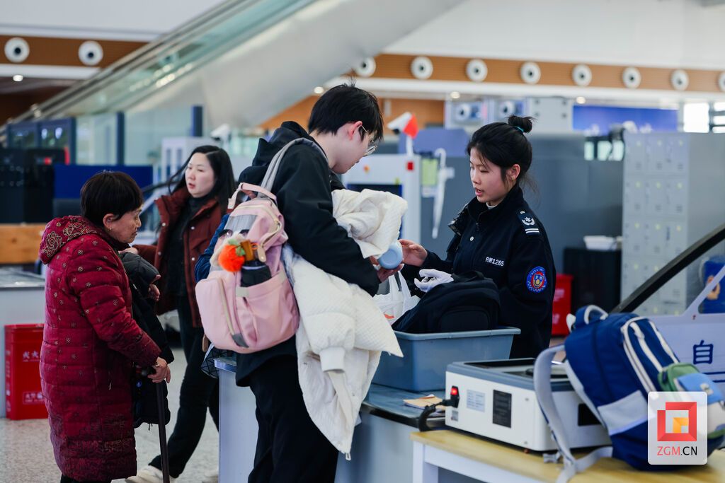 工作人员细致安检,守护旅途平安 记者 宋姿熠 摄.jpg
