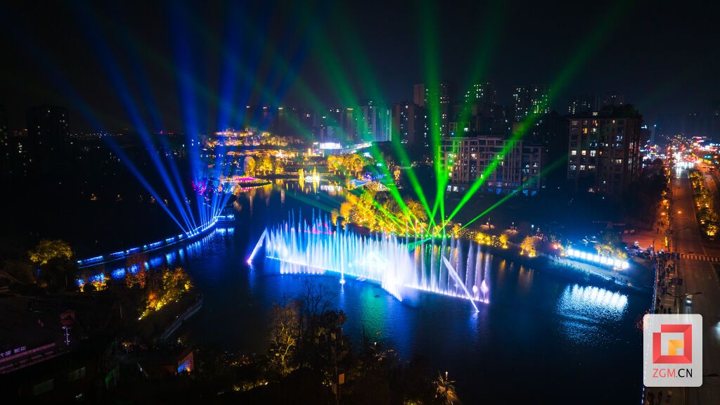 夜幕降临龙湖公园海参璀璨的光影舞台记者 宋姿熠 摄.jpg