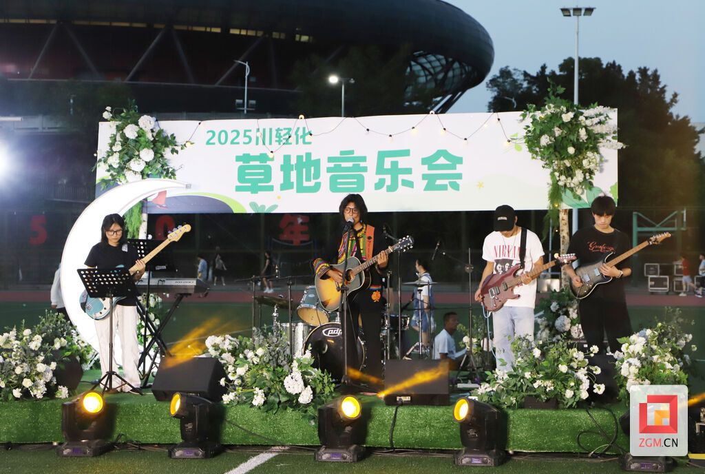 樂隊演奏 記者 陳凡逸 攝.JPG