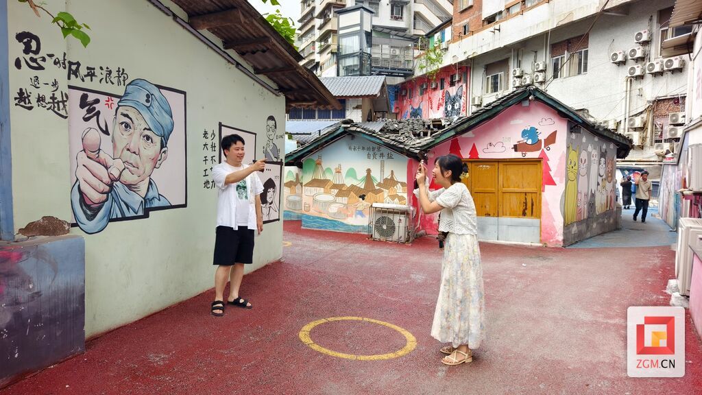 市民打卡贡井区筱溪街道“网红猫猫巷”记者罗祥瑞 摄.jpg