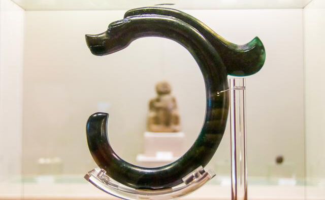 内蒙古赤峰市，因城区东北部赭红色的花岗岩山峰而得名，境内有8000年的人类文明史，红山文化标志性器物“玉龙”被史学界定为“中华第一龙”。图片来源：赤峰博物馆