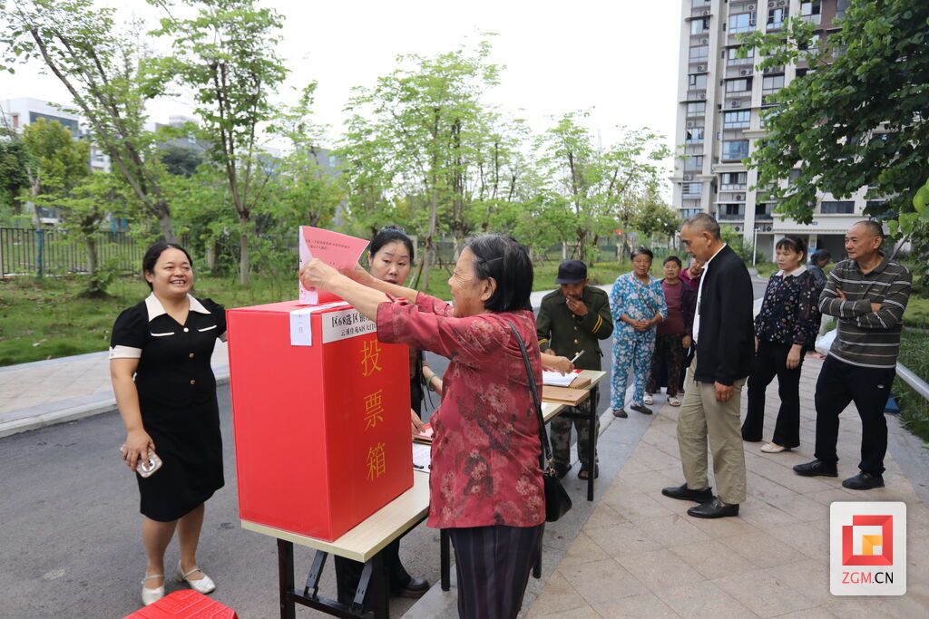 选出人民的代言人 罗祥瑞摄.JPG
