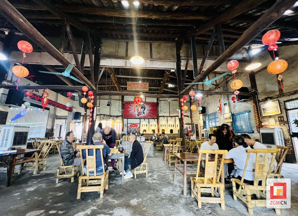 古镇的老茶馆内 游客惬意品茶.jpg