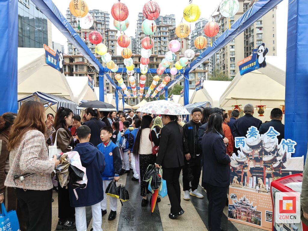 游客逛展.jpg