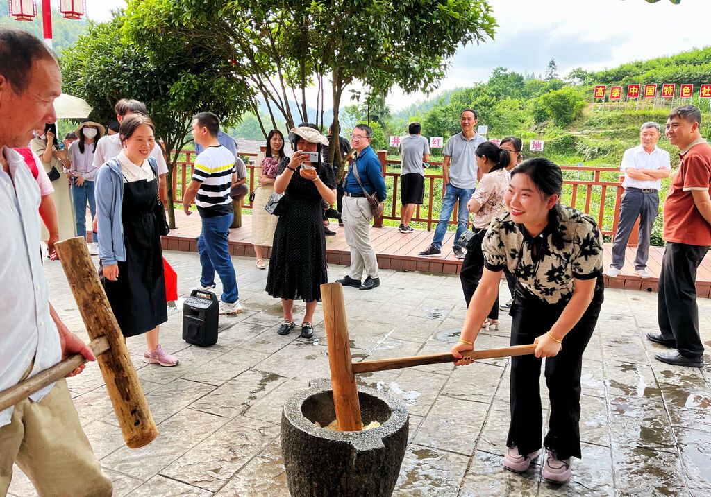 糍粑越打越黏、日子越过越甜。莫春盛 摄.jpg