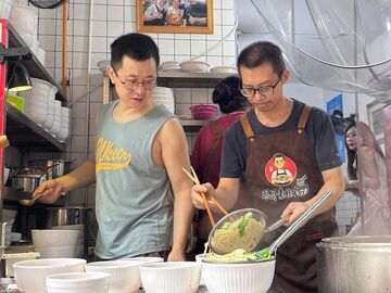 拖着行李箱、打飞的也要来吃面！成都的“烟火小店”为何这样火？