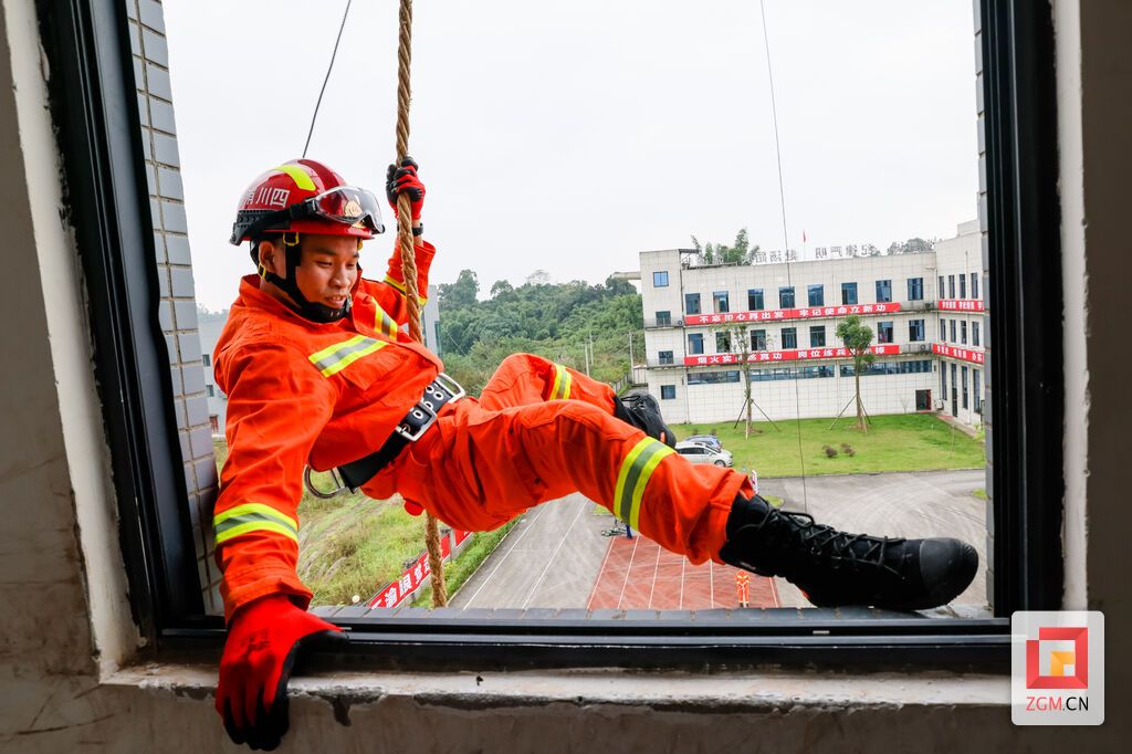 消防员演练徒手攀爬绳索上四楼 