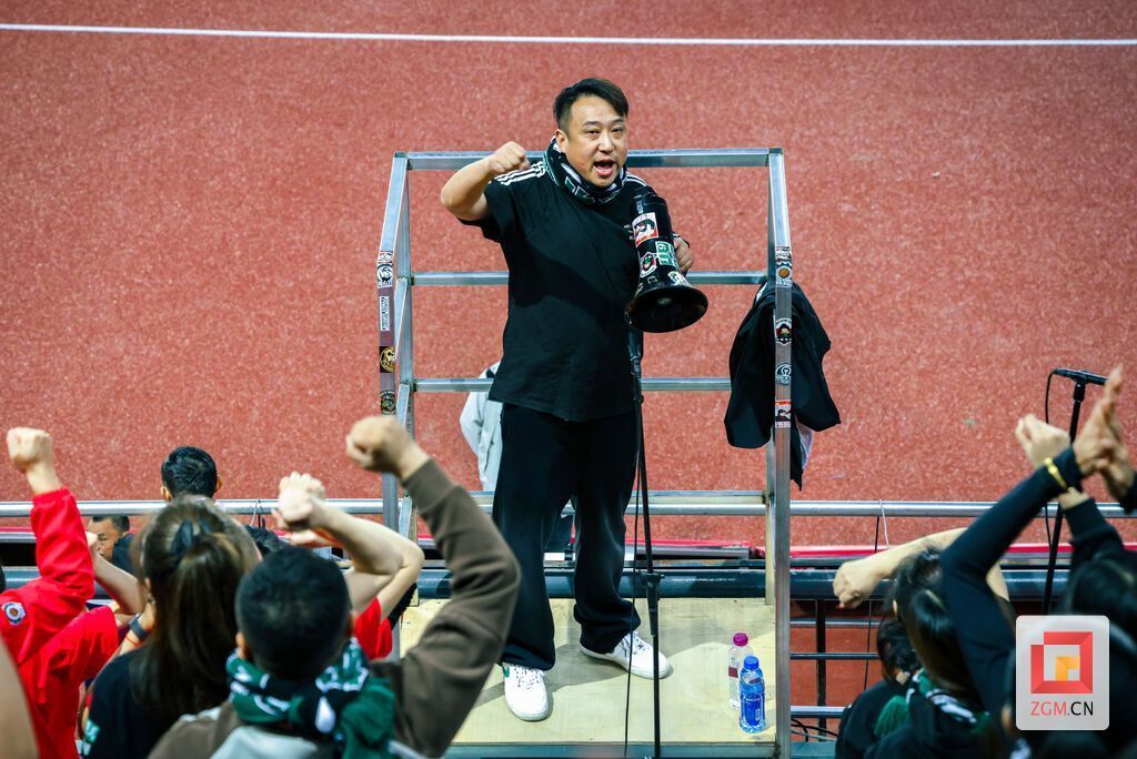 陈亮正在带领大家喊口号 记者 周馨钰 摄.JPG