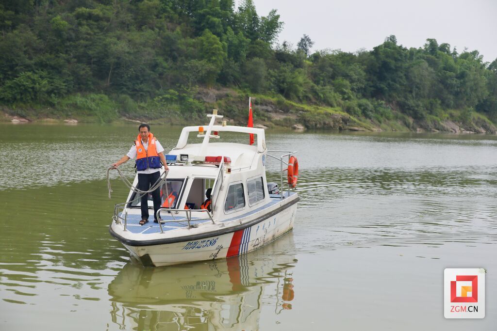 即將登船靠岸.jpg