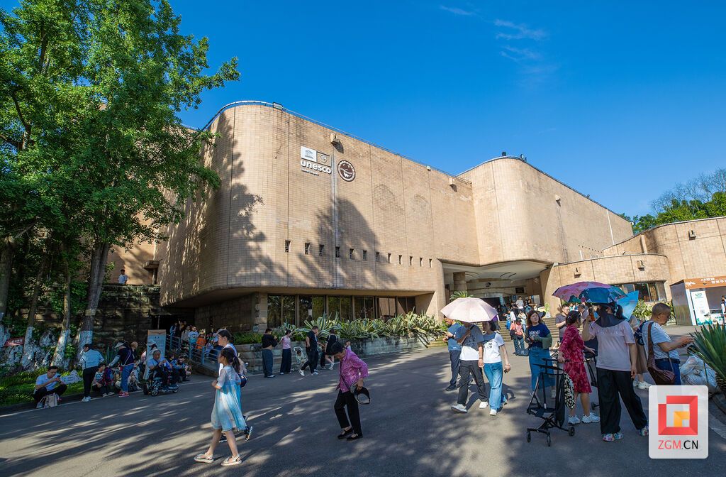 游客漫步恐龍館 記者葉衛(wèi)東 攝.jpg