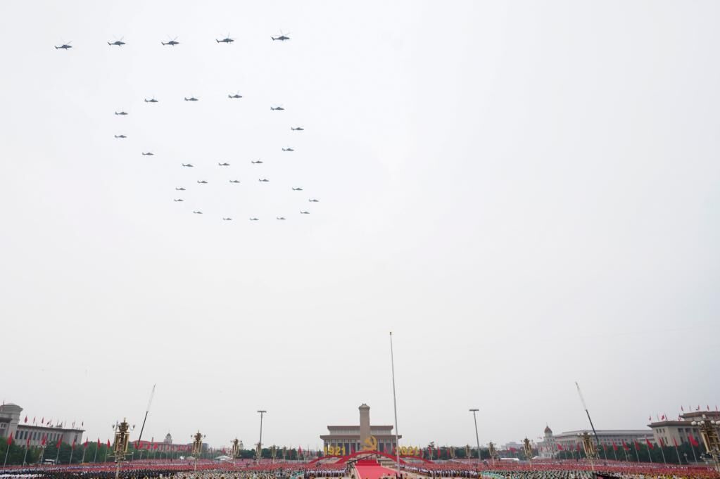 2021年7月1日上午，庆祝中国共产党成立100周年大会在北京天安门广场隆重举行。这是大会开始前的飞行庆祝表演（2021年7月1日摄）。新华社记者 高洁 摄