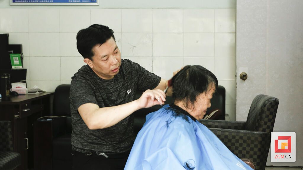 鄭大風(fēng)與顧客邊溝通邊剪發(fā)