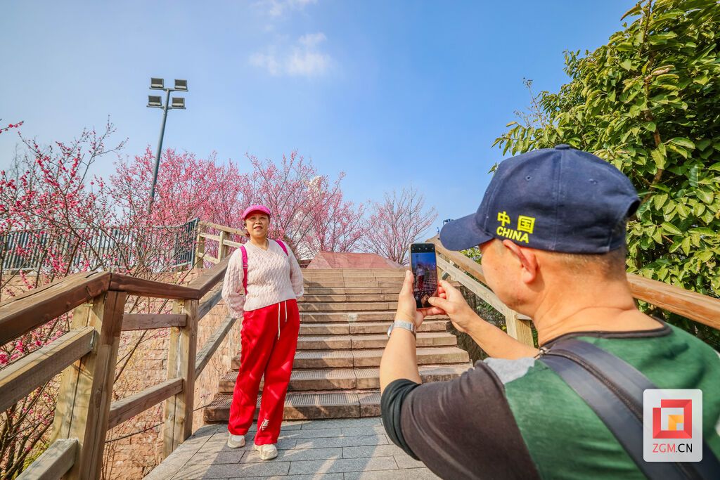 市民打卡定格美好瞬间 记者 宋姿熠 摄.jpg