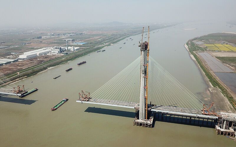 3月25日拍摄的安九铁路鳊鱼洲长江大桥（无人机照片）。当日，安九铁路鳊鱼洲长江大桥主桥北主塔封顶，至此，大桥主桥两个主塔全部封顶。新华社记者 程敏 摄