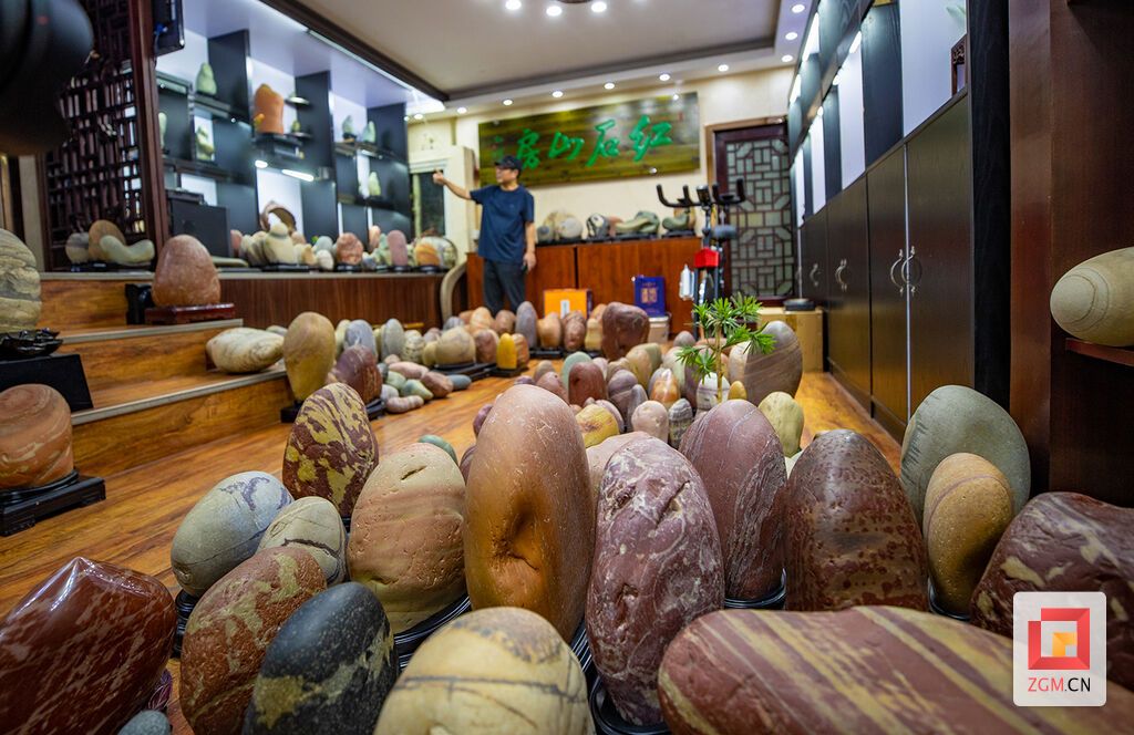 奇石展厅一角,介绍奇石组合作品“十八罗汉”.jpg