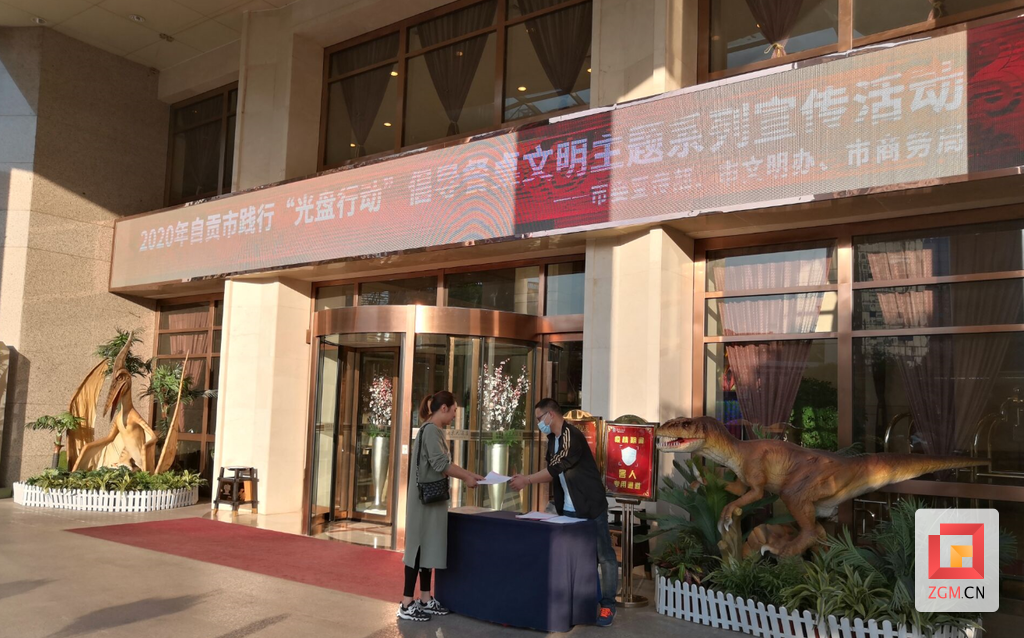 图：作为市旅游饭店协会会长单位，汇东大酒店将“厉行节约，反对浪费”的倡议活动落到实处，加大宣传引导力度，在酒店大门LED屏、大堂画屏机等处滚动播放拒绝“舌尖上的浪费”宣传语。目前，该倡议活动正在协会的35家会员单位中大力推行。