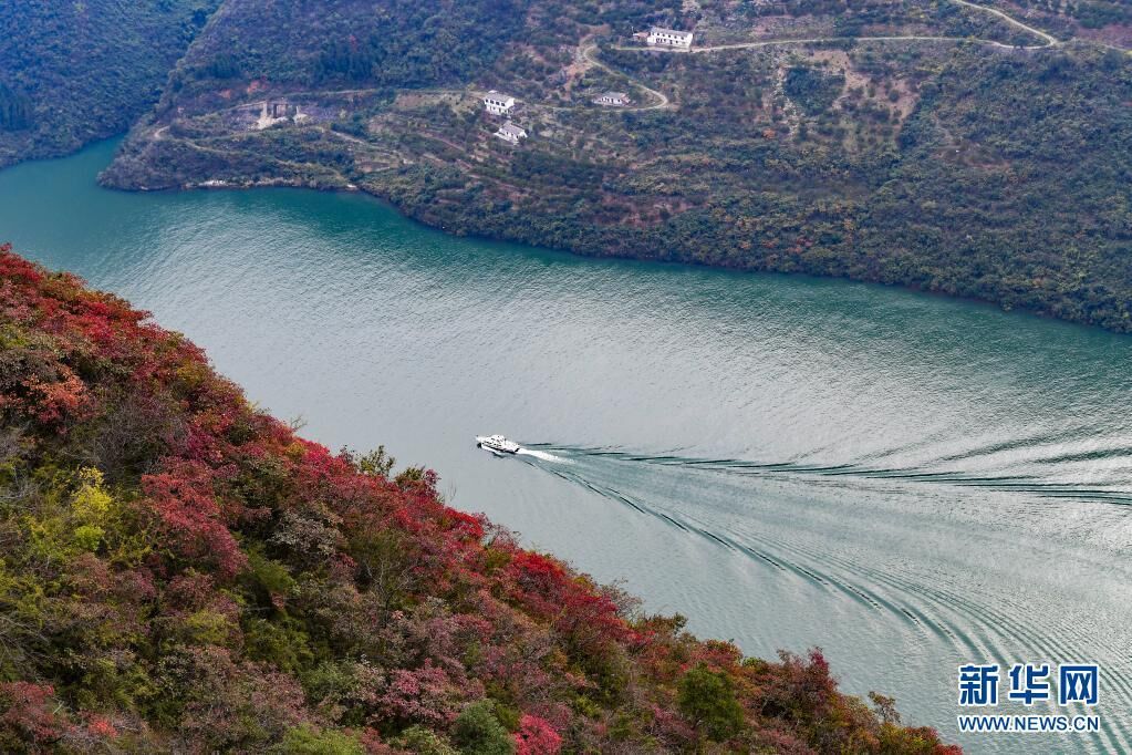 这是2019年11月23日拍摄的位于重庆市巫山县境内的长江巫峡段景象。新华社记者 王全超 摄