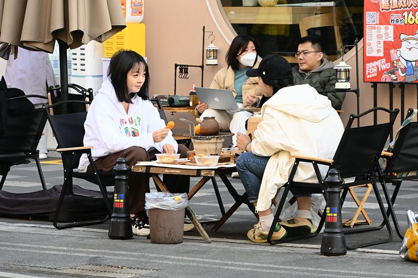 玉林东路吸引年轻人打卡休闲(武侯区委宣传部供图)_副本.jpg