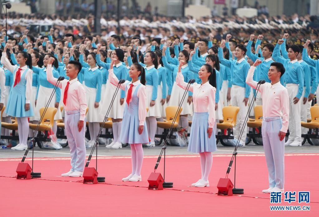 7月1日上午，庆祝中国共产党成立100周年大会在北京天安门广场隆重举行。这是共青团员和少先队员代表集体致献词。新华社记者 陈晔华 摄