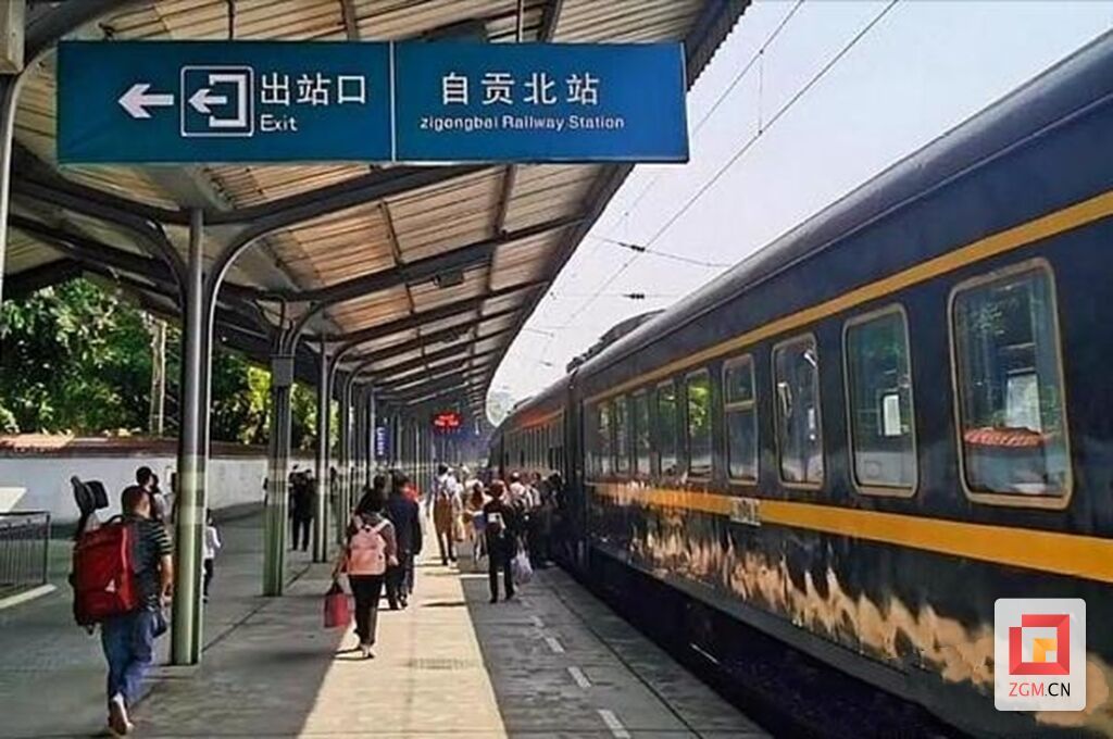 旅客在内昆铁路自贡北站乘车.jpg