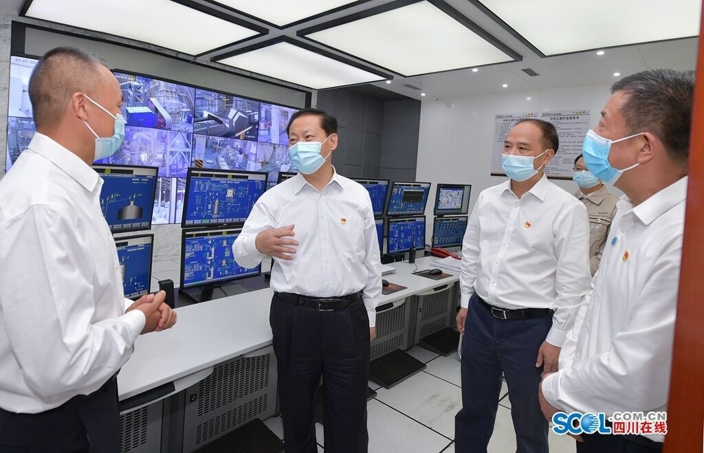 9月9日，省委书记彭清华到石棉县碳酸钙特色产业园调研，在亿欣新材料公司了解企业及园区实施技术改造、推进高端产品研发、控制噪音粉尘等情况。