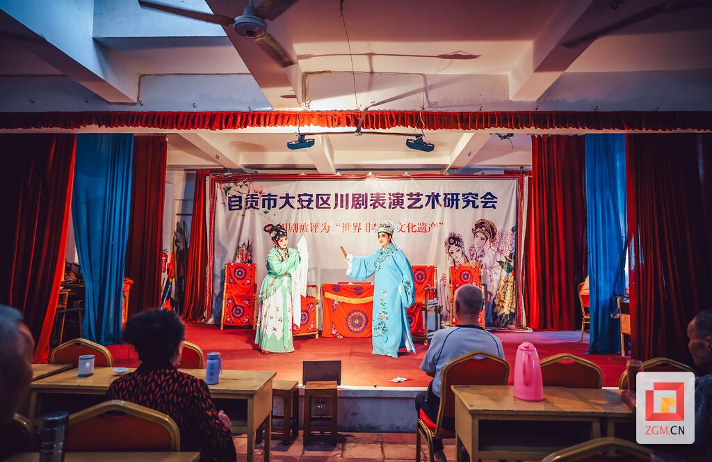 演员通过唱腔、身段、表情和动作,将角色性格和情感表现得淋漓尽致。记者 宋姿熠 摄.jpg