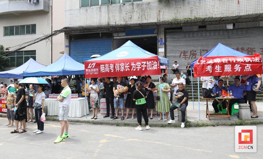自貢一中考場外家長正在等待考試結(jié)束.JPG