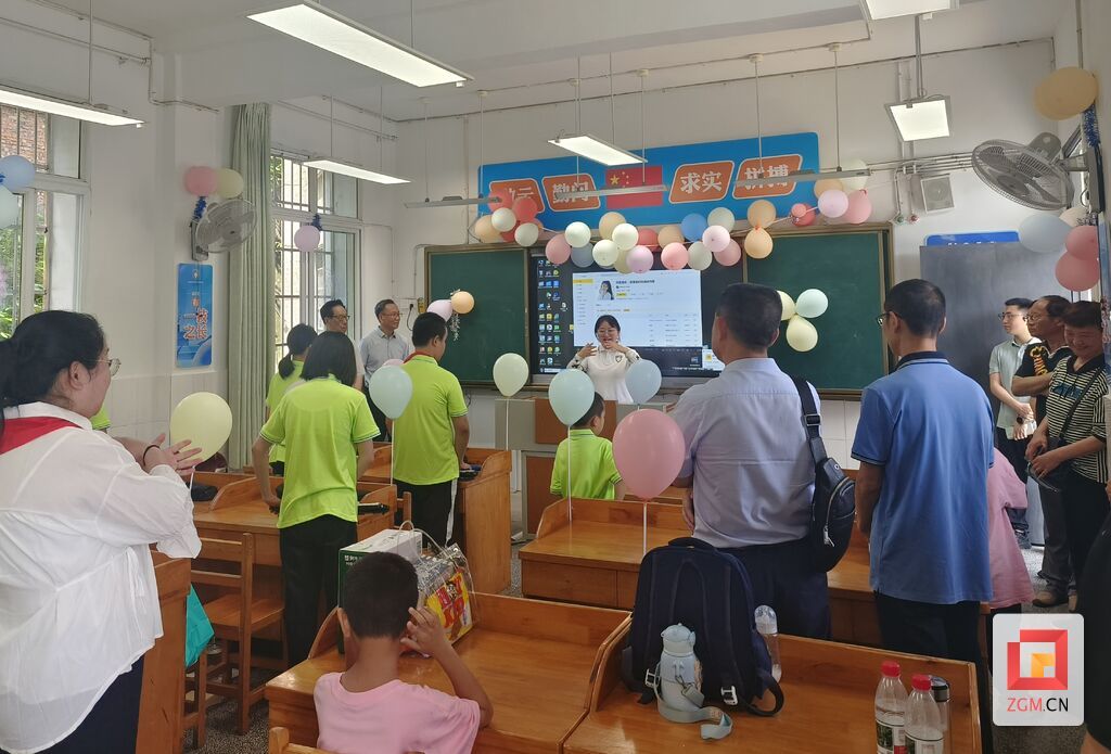 孩子们展示学习成果.jpg