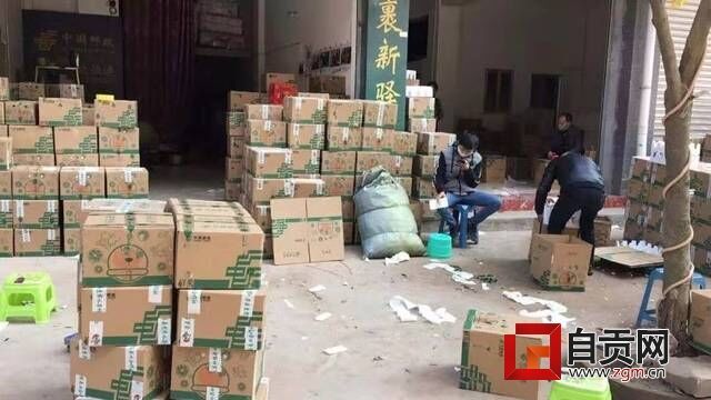 正在處理果農(nóng)交寄的郵件.jpg