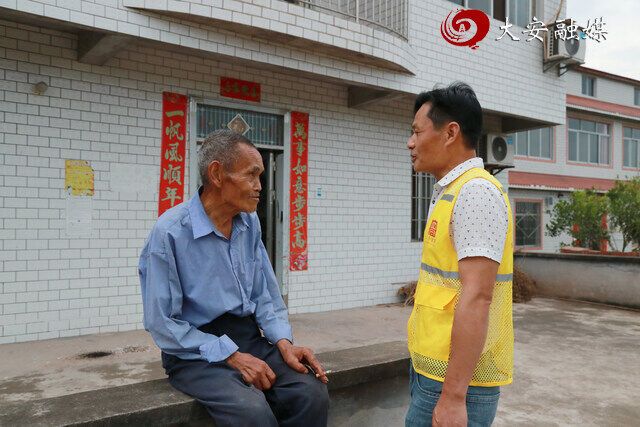 长河村9组02院落院长邱钢走访留守老人(黄明鑫 摄)