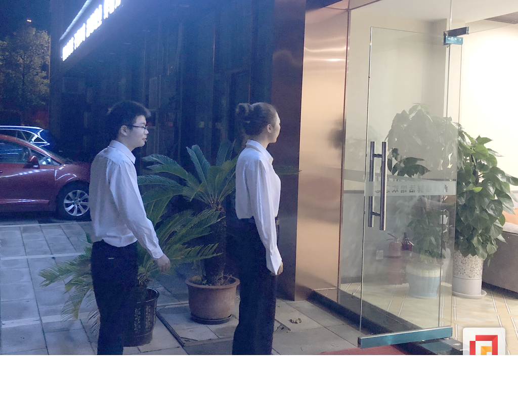 沿滩区纪委监委明察暗访组在某餐饮店开展突击检查