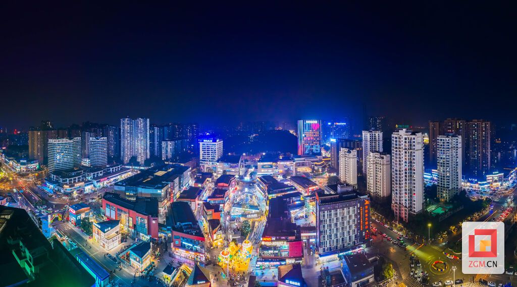 鸟瞰华商夜色，纵横交错的道路还做金色脉络 记者 宋姿熠 摄.jpg