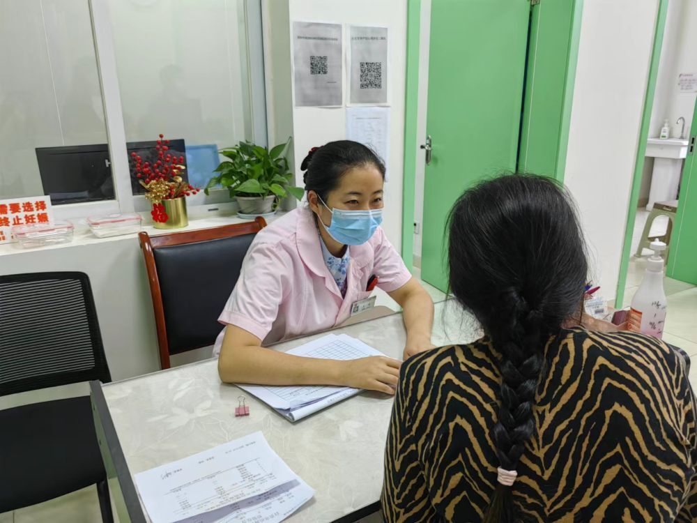 在沿灘區(qū)婦幼保健院，護(hù)士在給患者進(jìn)行就診指導(dǎo)。新華社記者董小紅 攝.jpg