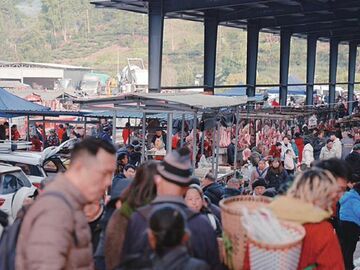 新春走基层丨沐川赶场记：一位老人的背篓与一位青年的镜头