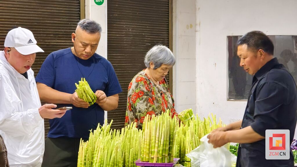 市民在天花井菜市场购买笋尖记者 罗祥瑞 摄.jpg