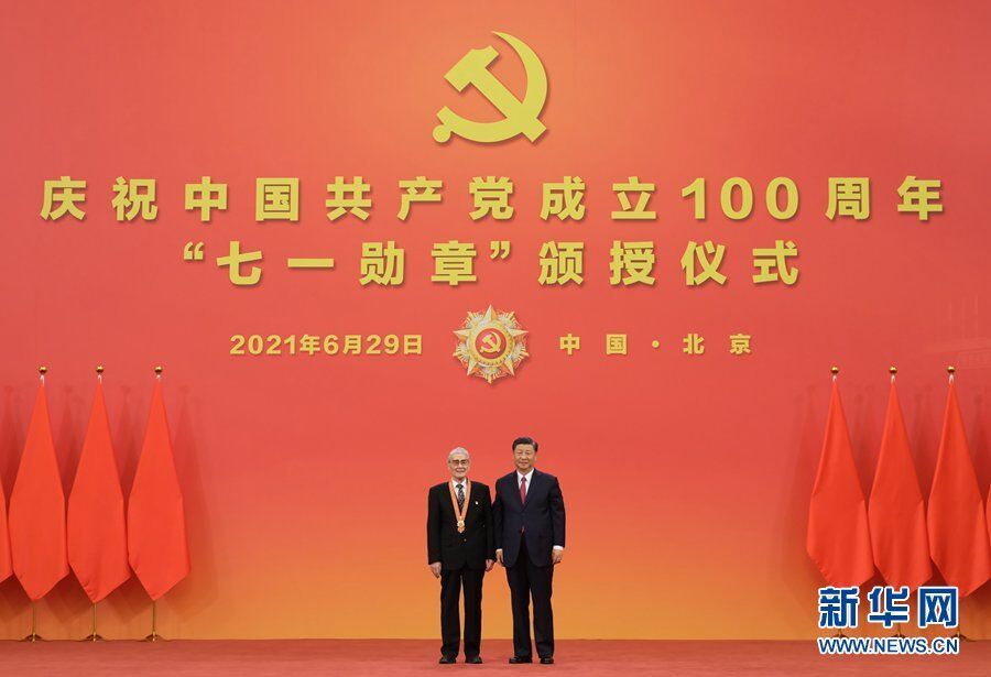 6月29日，庆祝中国共产党成立100周年“七一勋章”颁授仪式在北京人民大会堂金色大厅隆重举行。中共中央总书记、国家主席、中央军委主席习近平向“七一勋章”获得者蓝天野颁授勋章。新华社记者 李学仁 摄