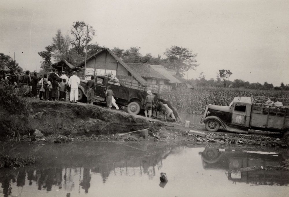 1937年，第三批南迁四川的文物在川陕公路运输的艰苦状况（资料照片）。新华社发.jpg