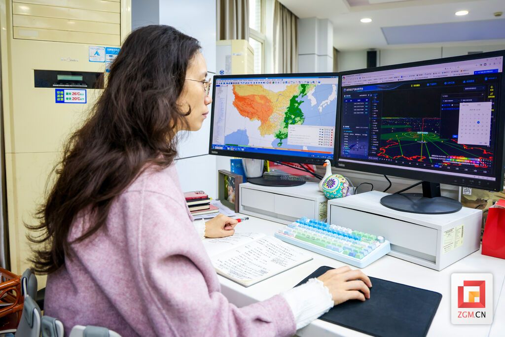 喻琴昆正在操作自贡低空气象业务平台.jpg