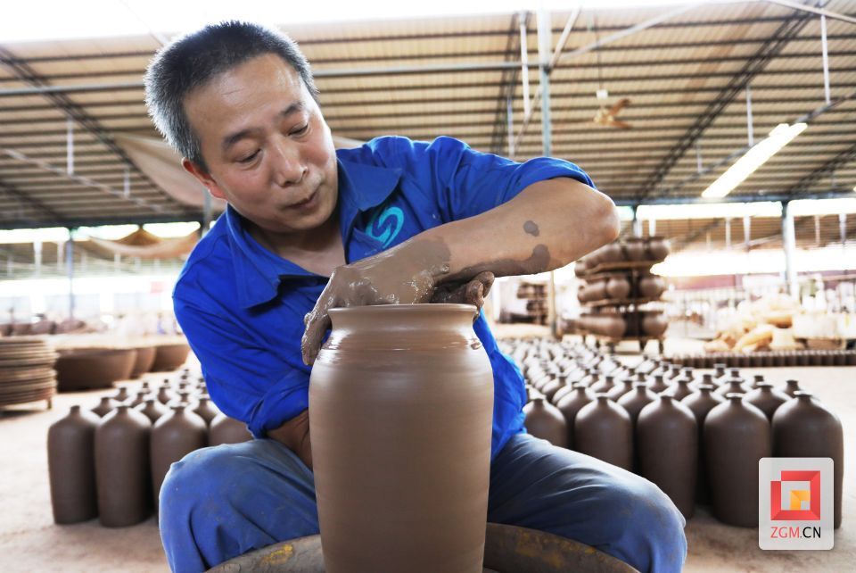 榮縣雙龍?zhí)諛I(yè)有限公司手工制坯技工張星智。一絲不茍、兢兢業(yè)業(yè)、勤勤懇懇。自從進(jìn)入土陶行業(yè)以來(lái)，很快成為行業(yè)中的優(yōu)秀技能人物，并傳承技藝。2018年4月曾獲自貢市“五一”勞動(dòng)獎(jiǎng)?wù)隆? data-origin=