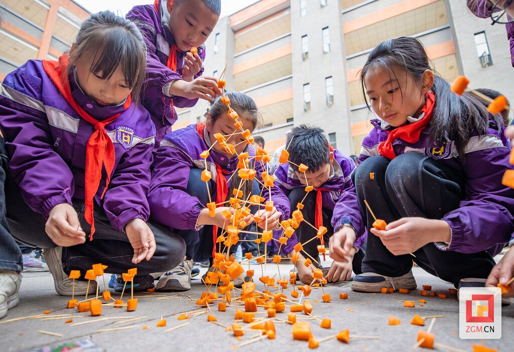 萝卜搭高塔 记者 叶卫东 摄.jpg