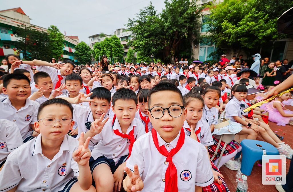 富顺县华英实验学校庆六一活动记者宋姿熠摄.jpg