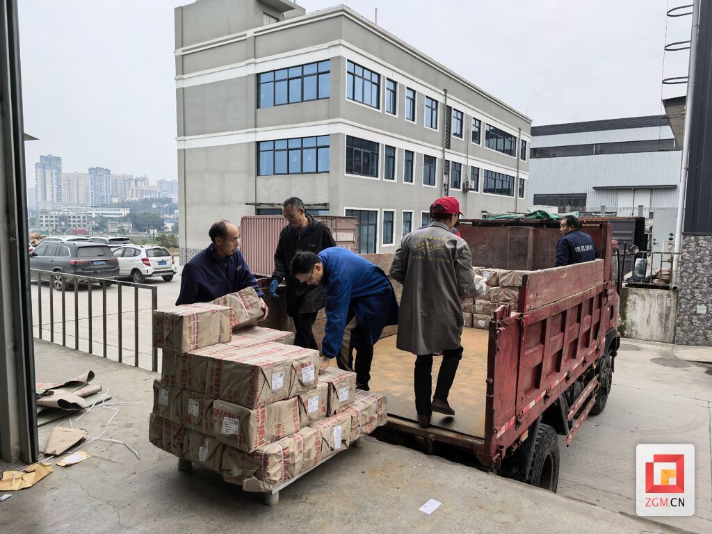 教材被工作人員搬運上車.jpg