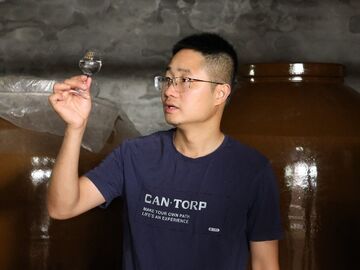 荒地也能生“黄金”！遂宁人郭佐归乡13年，用碎米为家乡酿出“黄金液”