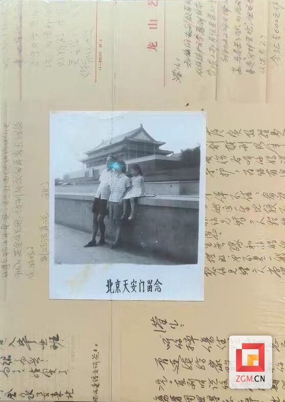 《洄》摄影书。读者若要打开书，需要先撕掉封面的合影照片.jpg