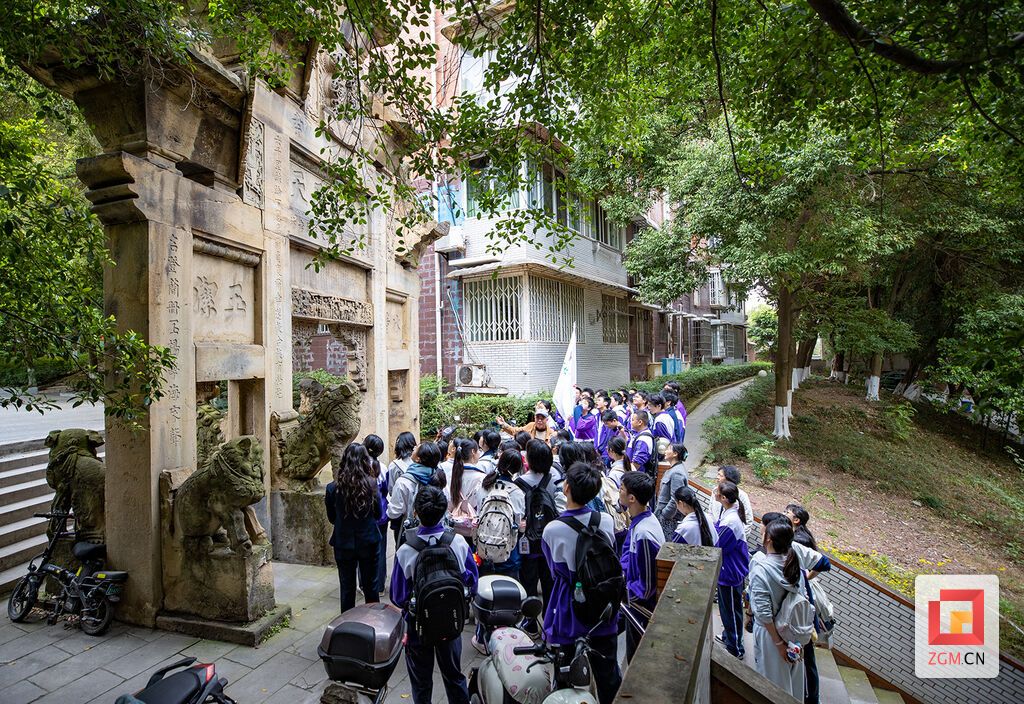 文物旁的 “公开课”.jpg