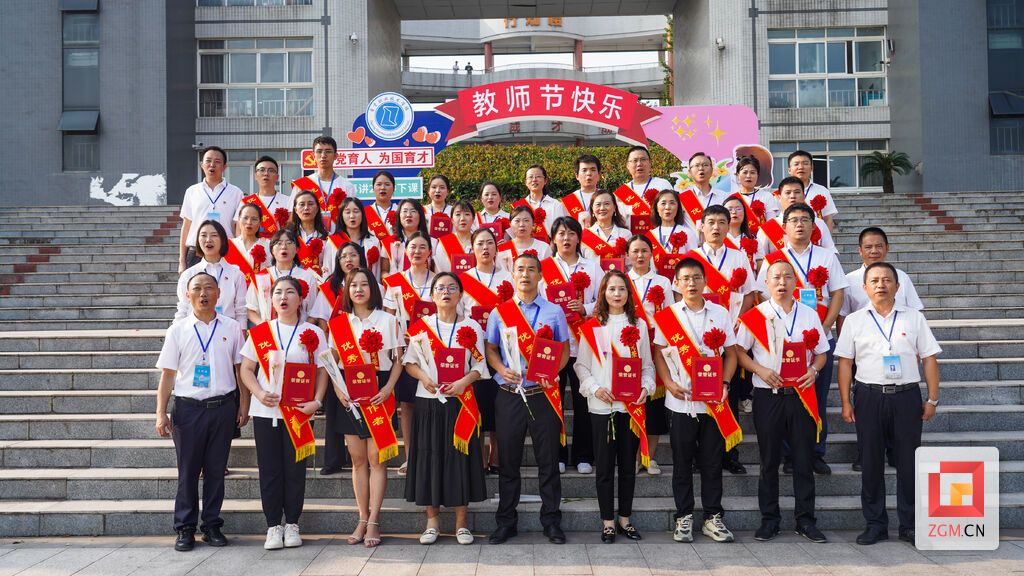 校领导与优秀教师、优秀班主任、优秀教育工作者合影2.jpg
