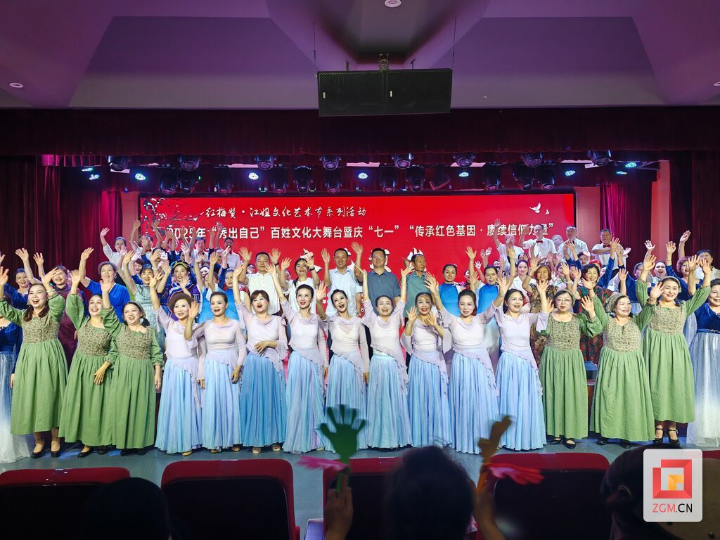 文艺汇演现场 记者 邓莉 摄.jpg