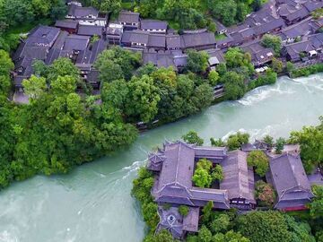 ​“春日限定版”都江堰上线 来赴一场繁花与春水的千年之约｜新闻发布最前线·深一度