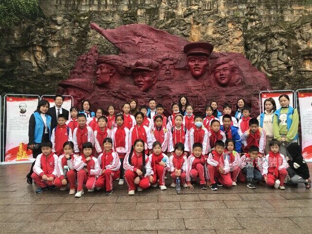 到自貢市烈士陵園祭奠先烈.jpg